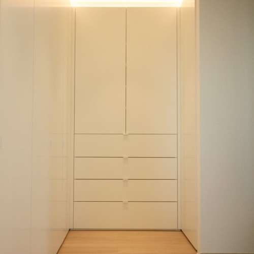 Naast de slaapkamer wou onze klant een strakke witte inloopdressing. Wij stelden voor om de dressing af te werken met supermatte witte draaideuren en bovenaan met indirecte verlichting te werken.  Dit zorgt ervoor dat de dressing een mooie lichtgloed krijgt en dat het geheel luxe uitstraalt Kast-ID Antwerpen